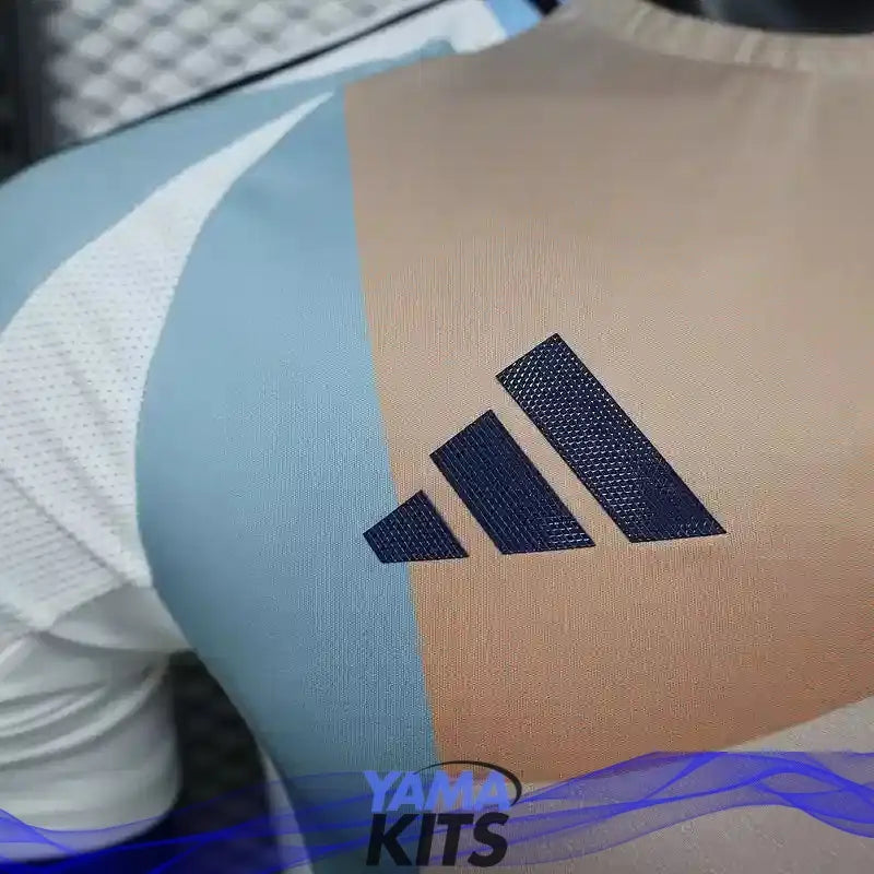 MAILLOT ESPAGNE EXTÉRIEUR "BEIGE, BLEU, ROSE" 2025/2026 Version Player YamaKits Foot