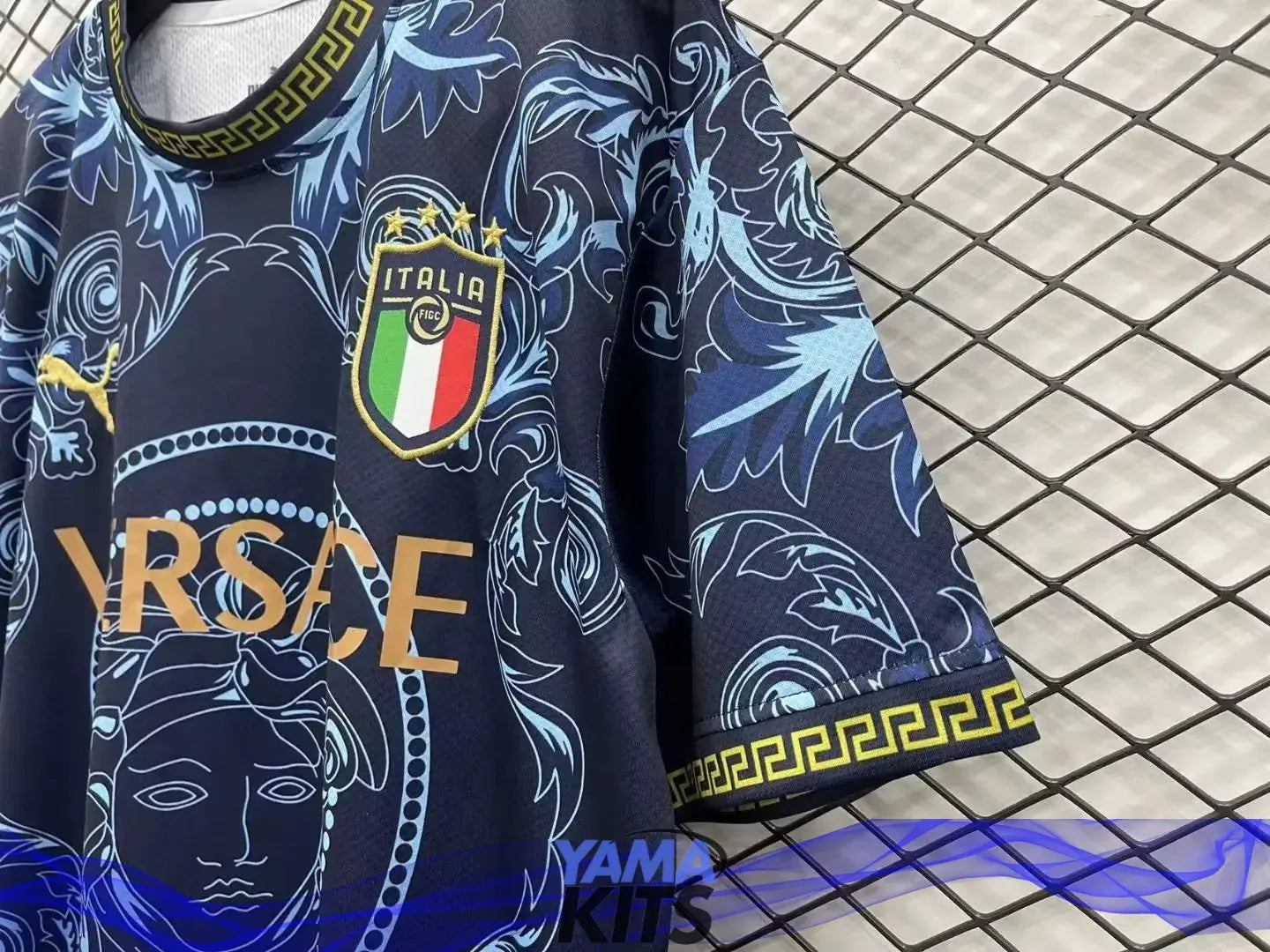MAILLOT ITALIE CONCEPT EDITION VERSACE BLEU 2023/2024 YamaKits Foot
