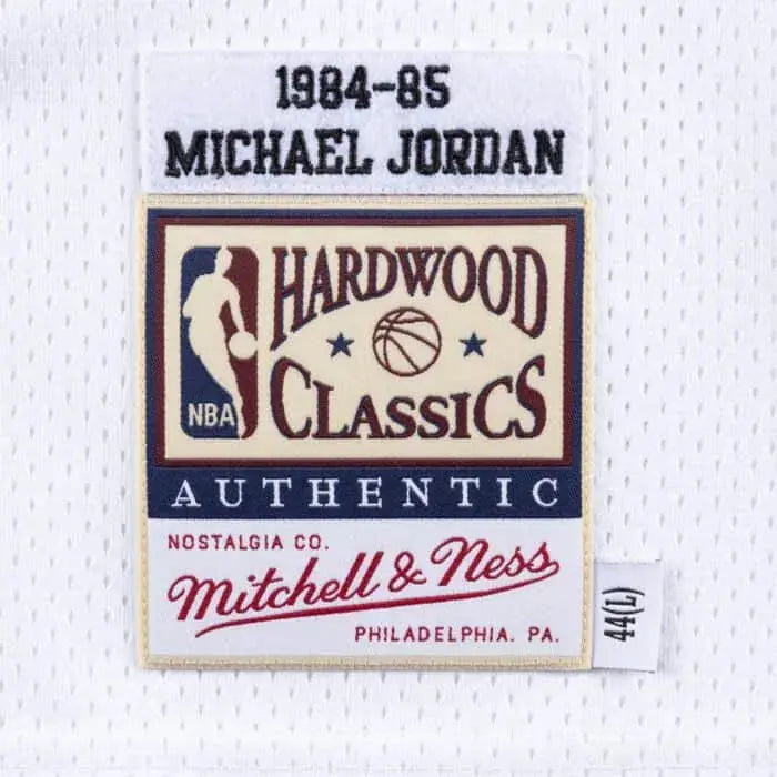 Maillot NBA Michael Jordan Chicago Bulls Blanc '84 Mitchell & Ness - Édition Domicile - YamaKits