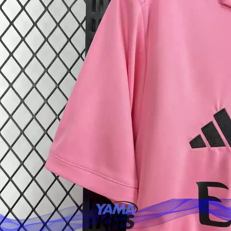 Maillot Real Madrid concept "rose" 2025/2026 YamaKits Foot